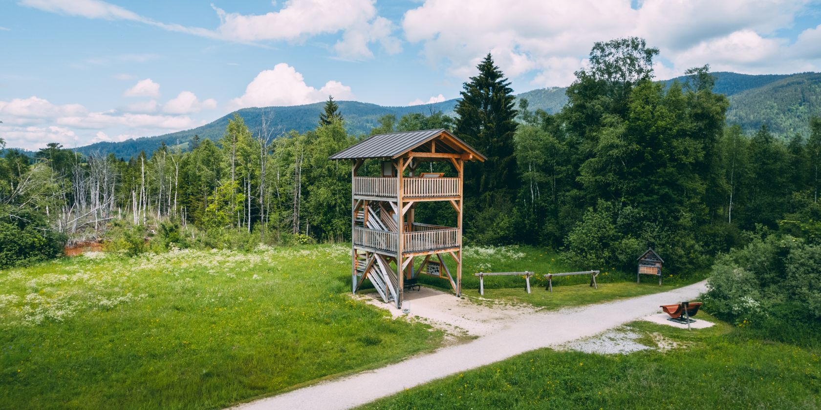 Inzell Sommer Frühling Moor Erlebnis Pfad Fuizn Wandern Talwanderung Natur Vogelbeobachtung Turm Flora Fauna, © Inzeller Touristik GmbH Inzell Sommer Frühling Moor Erlebnis Pfad Fuizn Wandern Talwanderung Natur Vogelbeobachtung Turm Flora Fauna, © Inzeller Touristik GmbH