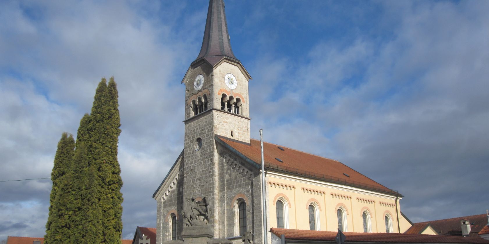 St. Maximilian bestes Bild mit Kriegerdenkmal ©Susanne Pfliegl St. Maximilian bestes Bild mit Kriegerdenkmal ©Susanne Pfliegl