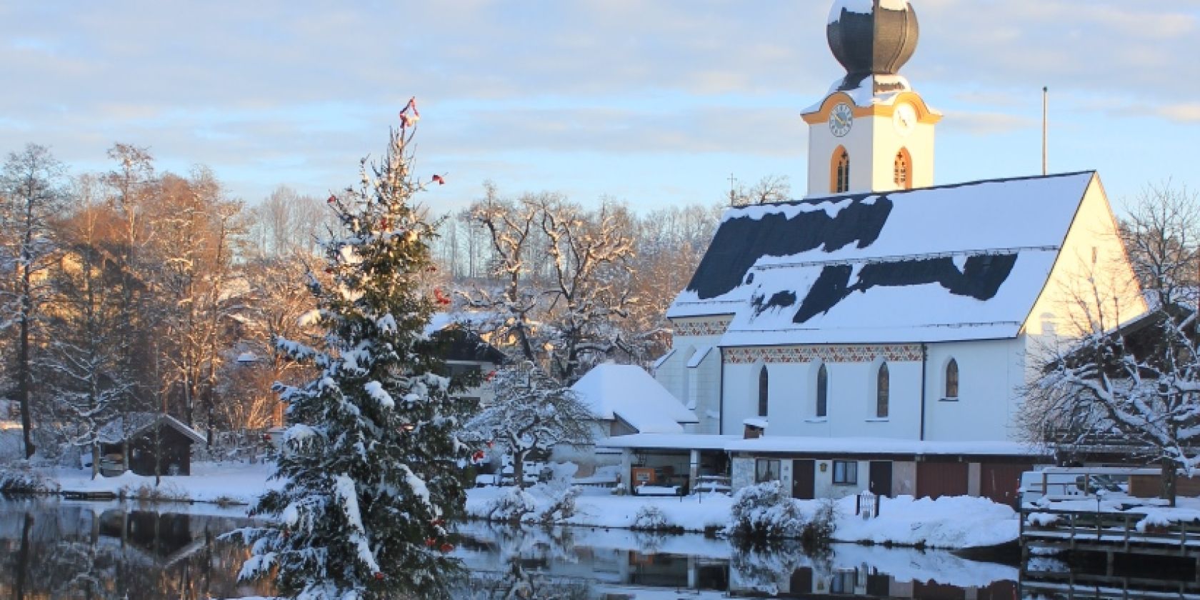 Kirche mit schwimmdenen Weihnachtsbaum Truchtlaching, © Tourist-Info Seebruck Kirche mit schwimmdenen Weihnachtsbaum Truchtlaching, © Tourist-Info Seebruck