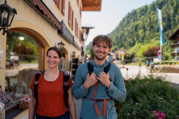 2 Personen auf dem Weg durch den Ort, &copy; Tourist Information Rei im Winkl - Emmert